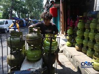 Penjualan LPG di kawasan Pasar Rebo, Jakarta, Senin (20/4/2026). (CNBC Indonesia/Muhammad Sabki)