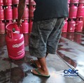 Penjualan LPG di kawasan Pasar Rebo, Jakarta, Senin (20/4/2026). (CNBC Indonesia/Muhammad Sabki)