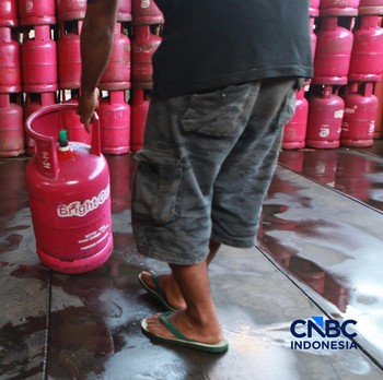 Penjualan LPG di kawasan Pasar Rebo, Jakarta Timur, Senin (20/4/2026). (CNBC Indonesia/Muhammad Sabki)