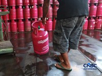 Penjualan LPG di kawasan Pasar Rebo, Jakarta Timur, Senin (20/4/2026). (CNBC Indonesia/Muhammad Sabki)