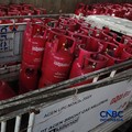 Penjualan LPG di kawasan Pasar Rebo, Jakarta, Senin (20/4/2026). (CNBC Indonesia/Muhammad Sabki)