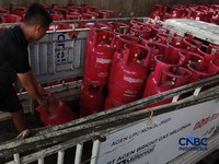 Penjualan LPG di kawasan Pasar Rebo, Jakarta, Senin (20/4/2026). (CNBC Indonesia/Muhammad Sabki)