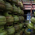 Penjualan LPG di kawasan Pasar Rebo, Jakarta, Senin (20/4/2026). (CNBC Indonesia/Muhammad Sabki)