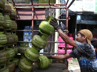 Penjualan LPG di kawasan Pasar Rebo, Jakarta, Senin (20/4/2026). (CNBC Indonesia/Muhammad Sabki)