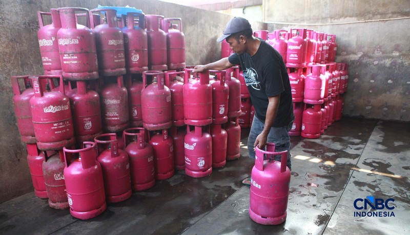 Penjualan LPG di kawasan Pasar Rebo, Jakarta, Senin (20/4/2026). (CNBC Indonesia/Muhammad Sabki)