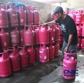 Penjualan LPG di kawasan Pasar Rebo, Jakarta, Senin (20/4/2026). (CNBC Indonesia/Muhammad Sabki)