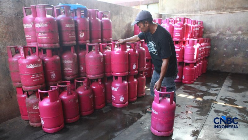 Penjualan LPG di kawasan Pasar Rebo, Jakarta, Senin (20/4/2026). (CNBC Indonesia/Muhammad Sabki)