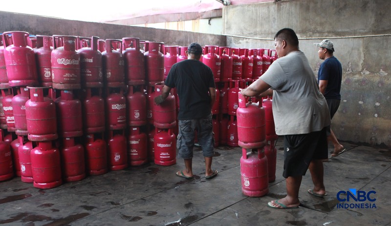 Penjualan LPG di kawasan Pasar Rebo, Jakarta, Senin (20/4/2026). (CNBC Indonesia/Muhammad Sabki)