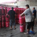 Penjualan LPG di kawasan Pasar Rebo, Jakarta, Senin (20/4/2026). (CNBC Indonesia/Muhammad Sabki)