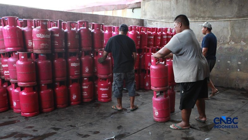 Penjualan LPG di kawasan Pasar Rebo, Jakarta, Senin (20/4/2026). (CNBC Indonesia/Muhammad Sabki)