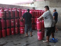 Penjualan LPG di kawasan Pasar Rebo, Jakarta, Senin (20/4/2026). (CNBC Indonesia/Muhammad Sabki)