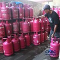 Penjualan LPG di kawasan Pasar Rebo, Jakarta, Senin (20/4/2026). (CNBC Indonesia/Muhammad Sabki)