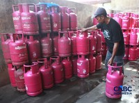 Penjualan LPG di kawasan Pasar Rebo, Jakarta, Senin (20/4/2026). (CNBC Indonesia/Muhammad Sabki)