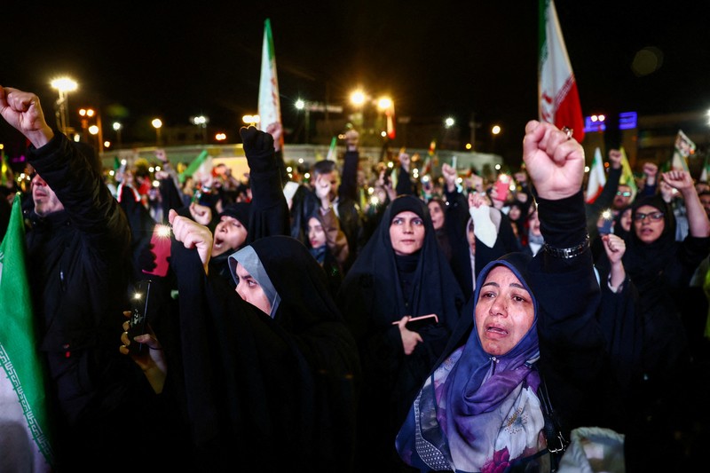 Ribuan rakyat Iran turun ke jalanan Teheran, Minggu (19/4/2026), untuk melakukan unjuk rasa mendukung pemerintah yang menolak negosiasi kembali dengan Amerika Serikat. (REUTERS/Thaier Al-Sudani)