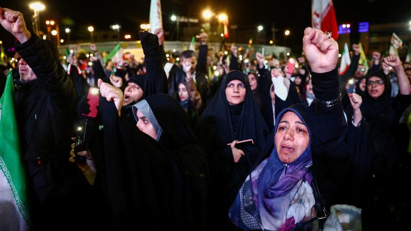 Ribuan rakyat Iran turun ke jalanan Teheran, Minggu (19/4/2026), untuk melakukan unjuk rasa mendukung pemerintah yang menolak negosiasi kembali dengan Amerika Serikat.