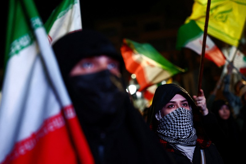 Ribuan rakyat Iran turun ke jalanan Teheran, Minggu (19/4/2026), untuk melakukan unjuk rasa mendukung pemerintah yang menolak negosiasi kembali dengan Amerika Serikat. (REUTERS/Thaier Al-Sudani)