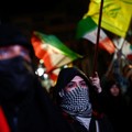 Ribuan rakyat Iran turun ke jalanan Teheran, Minggu (19/4/2026), untuk melakukan unjuk rasa mendukung pemerintah yang menolak negosiasi kembali dengan Amerika Serikat. (REUTERS/Thaier Al-Sudani)
