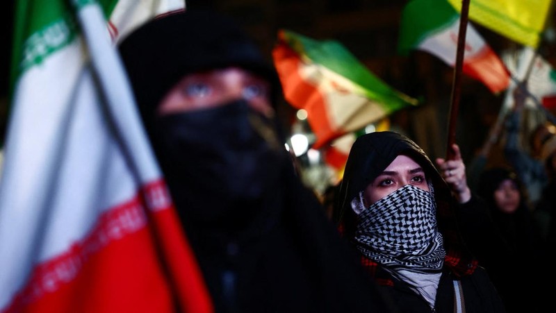 Ribuan rakyat Iran turun ke jalanan Teheran, Minggu (19/4/2026), untuk melakukan unjuk rasa mendukung pemerintah yang menolak negosiasi kembali dengan Amerika Serikat.