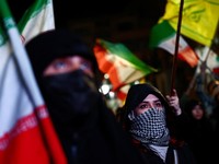 Ribuan rakyat Iran turun ke jalanan Teheran, Minggu (19/4/2026), untuk melakukan unjuk rasa mendukung pemerintah yang menolak negosiasi kembali dengan Amerika Serikat. (REUTERS/Thaier Al-Sudani)
