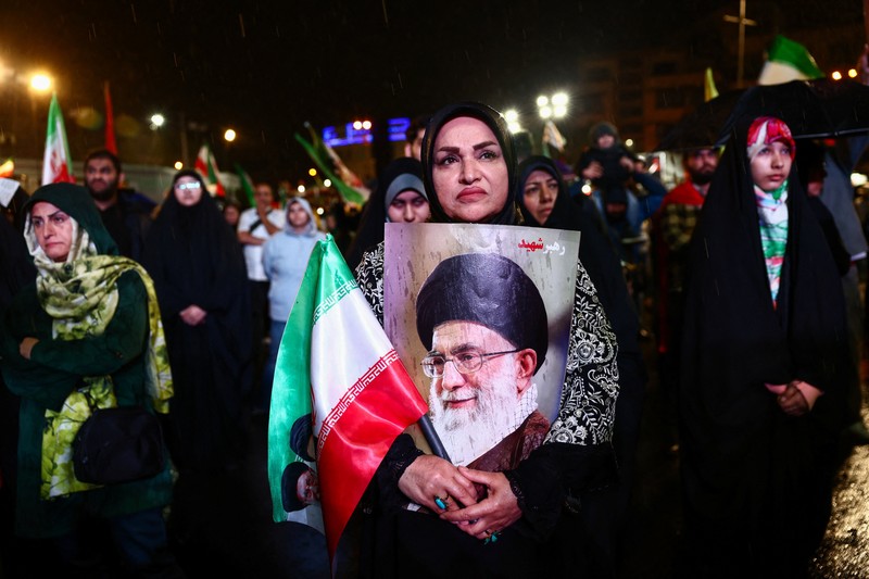 Ribuan rakyat Iran turun ke jalanan Teheran, Minggu (19/4/2026), untuk melakukan unjuk rasa mendukung pemerintah yang menolak negosiasi kembali dengan Amerika Serikat. (REUTERS/Thaier Al-Sudani)