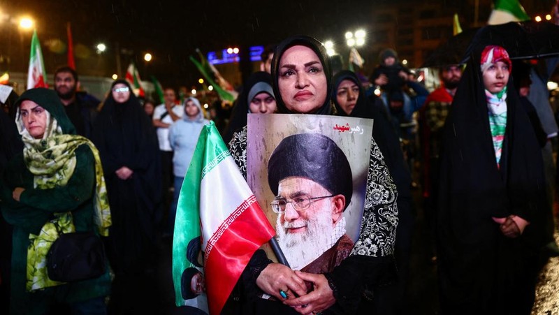 Ribuan rakyat Iran turun ke jalanan Teheran, Minggu (19/4/2026), untuk melakukan unjuk rasa mendukung pemerintah yang menolak negosiasi kembali dengan Amerika Serikat.