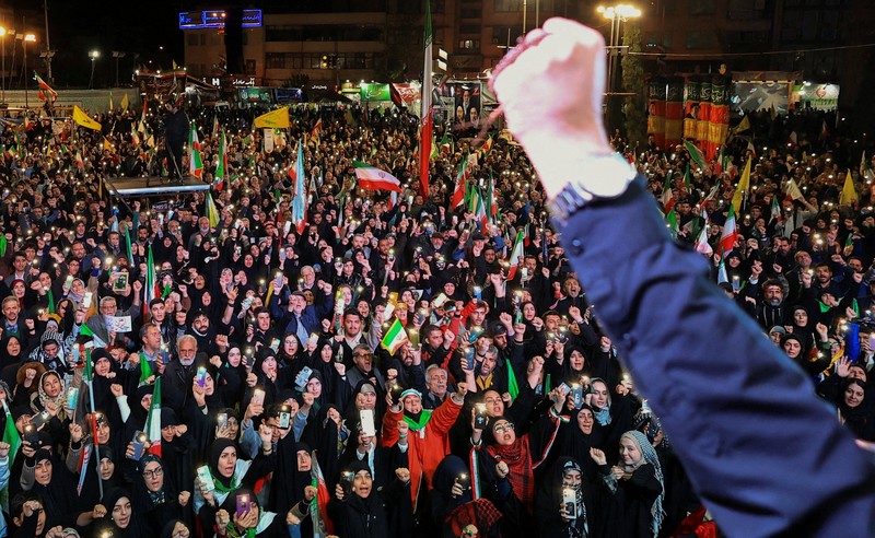 Ribuan rakyat Iran turun ke jalanan Teheran, Minggu (19/4/2026), untuk melakukan unjuk rasa mendukung pemerintah yang menolak negosiasi kembali dengan Amerika Serikat. (REUTERS/Thaier Al-Sudani)