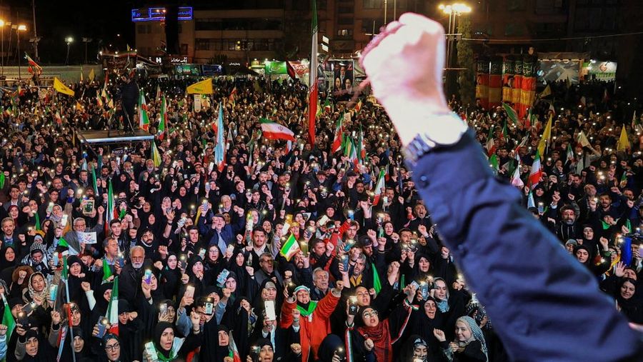 Ribuan rakyat Iran turun ke jalanan Teheran, Minggu (19/4/2026), untuk melakukan unjuk rasa mendukung pemerintah yang menolak negosiasi kembali dengan Amerika Serikat.