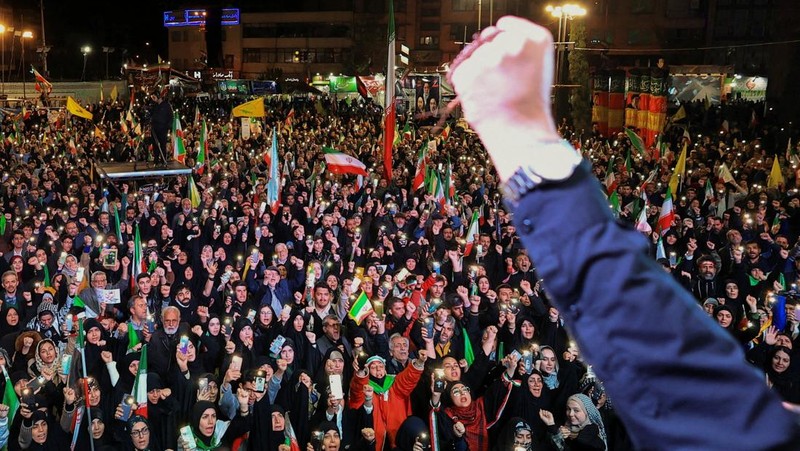 Ribuan rakyat Iran turun ke jalanan Teheran, Minggu (19/4/2026), untuk melakukan unjuk rasa mendukung pemerintah yang menolak negosiasi kembali dengan Amerika Serikat.