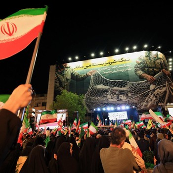 Potret Warga Iran Penuhi Jalanan Teheran Tolak Negosiasi dengan AS