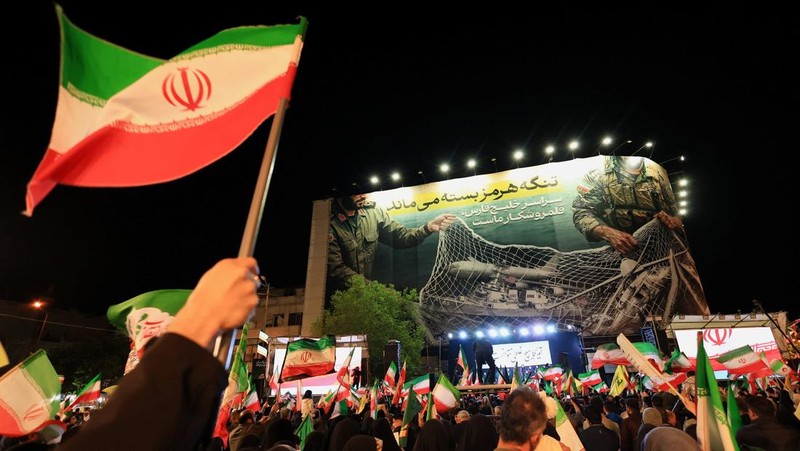 Ribuan rakyat Iran turun ke jalanan Teheran, Minggu (19/4/2026), untuk melakukan unjuk rasa mendukung pemerintah yang menolak negosiasi kembali dengan Amerika Serikat.