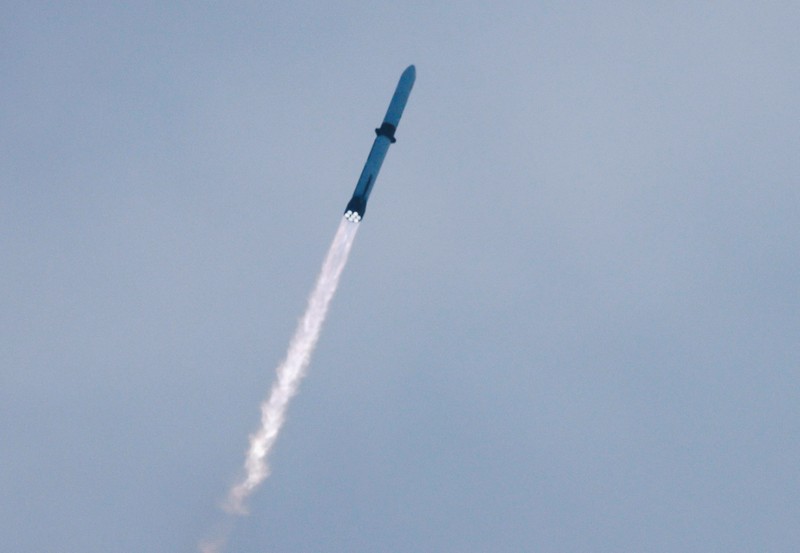 Roket Blue Origin New Glenn lepas landas dari Stasiun Angkatan Luar Angkasa Cape Canaveral di Cape Canaveral, Florida, AS, Minggu (19/4/2026). (REUTERS/Joe Skipper)