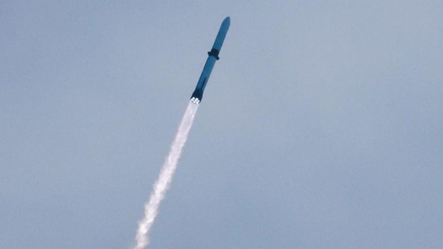 Roket Blue Origin New Glenn lepas landas dari Stasiun Angkatan Luar Angkasa Cape Canaveral di Cape Canaveral, Florida, AS, Minggu (19/4/2026). (REUTERS/Joe Skipper)