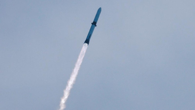 Roket Blue Origin New Glenn lepas landas dari Stasiun Angkatan Luar Angkasa Cape Canaveral di Cape Canaveral, Florida, AS, Minggu (19/4/2026). (REUTERS/Joe Skipper)