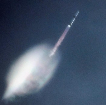 Roket Blue Origin New Glenn lepas landas dari Stasiun Angkatan Luar Angkasa Cape Canaveral di Cape Canaveral, Florida, AS, Minggu (19/4/2026). (REUTERS/Joe Skipper)