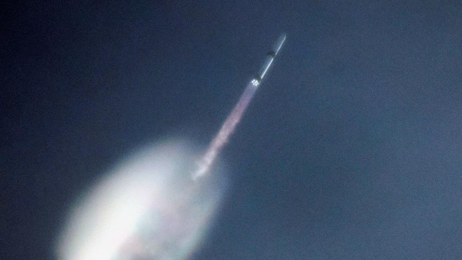 Roket Blue Origin New Glenn lepas landas dari Stasiun Angkatan Luar Angkasa Cape Canaveral di Cape Canaveral, Florida, AS, Minggu (19/4/2026). (REUTERS/Joe Skipper)