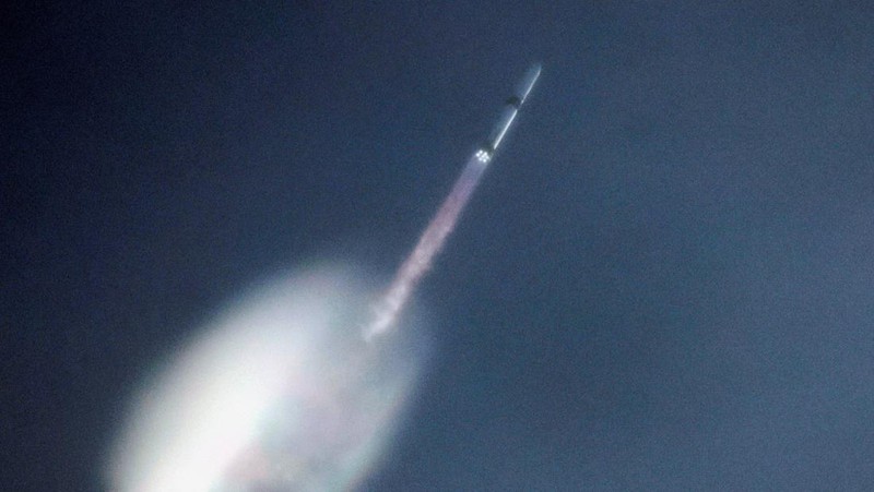 Roket Blue Origin New Glenn lepas landas dari Stasiun Angkatan Luar Angkasa Cape Canaveral di Cape Canaveral, Florida, AS, Minggu (19/4/2026). (REUTERS/Joe Skipper)