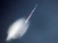 Roket Blue Origin New Glenn lepas landas dari Stasiun Angkatan Luar Angkasa Cape Canaveral di Cape Canaveral, Florida, AS, Minggu (19/4/2026). (REUTERS/Joe Skipper)