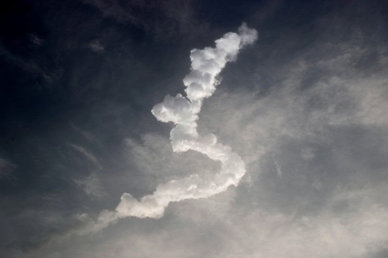 Roket Blue Origin New Glenn lepas landas dari Stasiun Angkatan Luar Angkasa Cape Canaveral di Cape Canaveral, Florida, AS, Minggu (19/4/2026). (REUTERS/Joe Skipper)