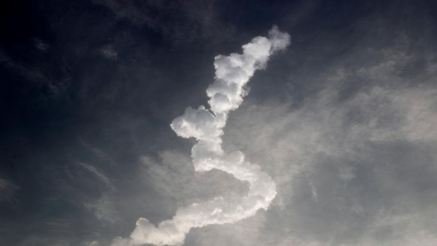 Roket Blue Origin New Glenn lepas landas dari Stasiun Angkatan Luar Angkasa Cape Canaveral di Cape Canaveral, Florida, AS, Minggu (19/4/2026). (REUTERS/Joe Skipper)