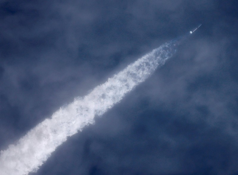 Roket Blue Origin New Glenn lepas landas dari Stasiun Angkatan Luar Angkasa Cape Canaveral di Cape Canaveral, Florida, AS, Minggu (19/4/2026). (REUTERS/Joe Skipper)
