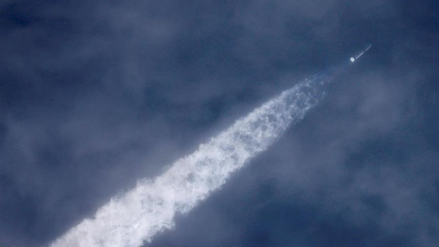 Roket Blue Origin New Glenn lepas landas dari Stasiun Angkatan Luar Angkasa Cape Canaveral di Cape Canaveral, Florida, AS, Minggu (19/4/2026). (REUTERS/Joe Skipper)