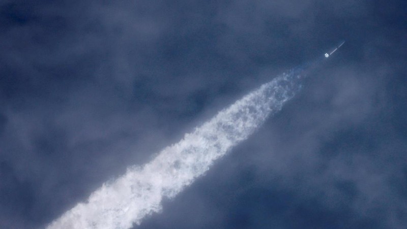 Roket Blue Origin New Glenn lepas landas dari Stasiun Angkatan Luar Angkasa Cape Canaveral di Cape Canaveral, Florida, AS, Minggu (19/4/2026). (REUTERS/Joe Skipper)