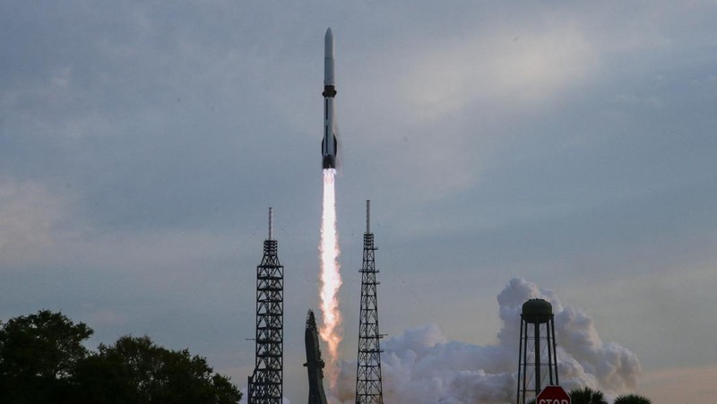 Roket Blue Origin New Glenn lepas landas dari Stasiun Angkatan Luar Angkasa Cape Canaveral di Cape Canaveral, Florida, AS, Minggu (19/4/2026). (REUTERS/Joe Skipper)