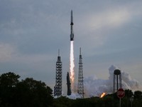 Roket New Glenn, Minggu (19/4/2026). (REUTERS/Joe Skipper). Satelit yang diantarkan New Glenn ke luar angkasa gagal beroperasi karena salah orbit.