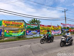 5 Hal Tentang Puluhan Spanduk Penolakan Warung Mi Babi Sukoharjo