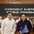 Sekretaris Kabinet Teddy Indra Wijaya (kiri) dan Menteri Pemuda dan Olahraga Erick Thohir (kanan) di kantor Sekretariat Kabinet, Jakarta Pusat, Senin (20/4/2026). (Instagram/erickthohir)