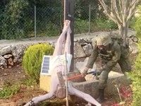 Seorang tentara menghancurkan patung Yesus di Lebanon selatan.