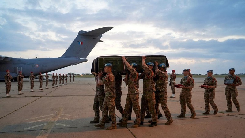 UNIFIL memberikan penghormatan kepada pasukan penjaga perdamaian Prancis yang tewas di Lebanon selatan, di Beirut, Lebonon, Mimggu (19/4/2026). (Haidar Fahs/UNIFIL/Handout via REUTERS)