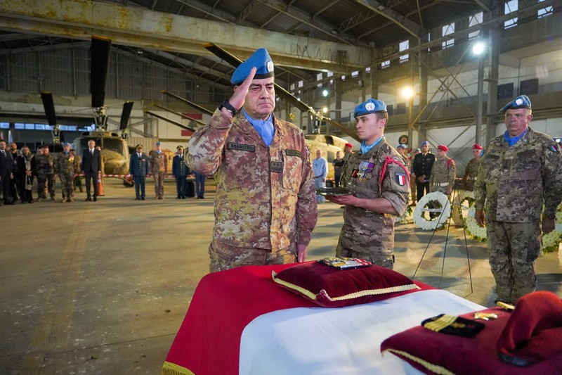 UNIFIL memberikan penghormatan kepada pasukan penjaga perdamaian Prancis yang tewas di Lebanon selatan, di Beirut, Lebonon, Mimggu (19/4/2026). (Haidar Fahs/UNIFIL/Handout via REUTERS)