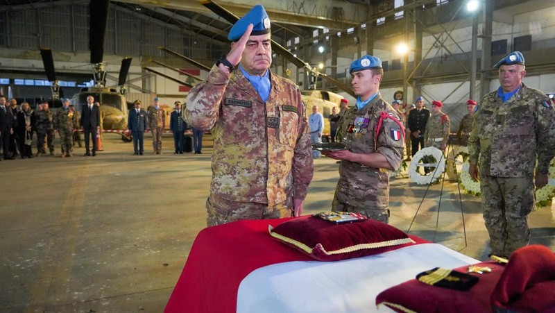 UNIFIL memberikan penghormatan kepada pasukan penjaga perdamaian Prancis yang tewas di Lebanon selatan, di Beirut, Lebonon, Mimggu (19/4/2026). (Haidar Fahs/UNIFIL/Handout via REUTERS)